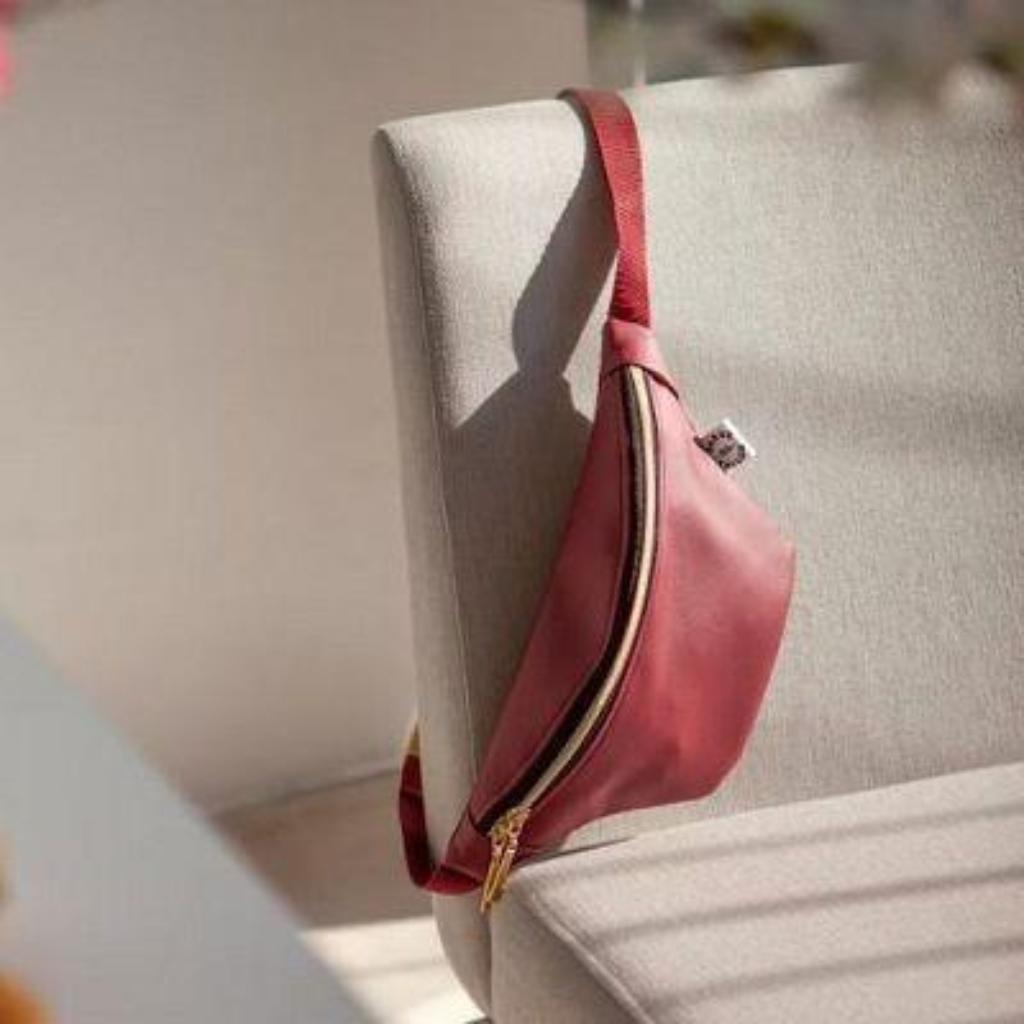 https://unsplash.com/de/fotos/eine-rosa-handtasche-auf-einer-weissen-bank-kYQ2uqYm0aY